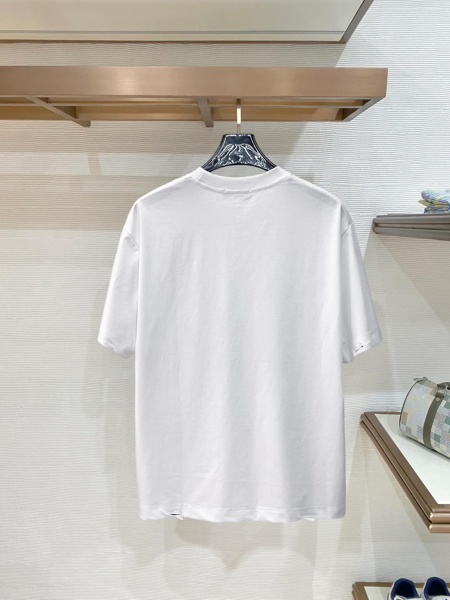 Balenciaga's high-end top-quality products 🐮2026 Spring and Summer New Arrival first counter, the latest New Arrival short-sleeved round neck T-shirt, Premium customized design, avant-garde and fashionable! Brand logo heavy craftsmanship design Premium customized 260g fabric. Soft to the touch. Comfortable to wear. Counter-level exquisite stitching. Fine workmanship. The upper body effect is incomparably handsome! A must-have item for men and women with the same style! Sizes: S~XXL When placing an order, please state your height and weight. The maximum wearing size is 210 pounds (one size larger)